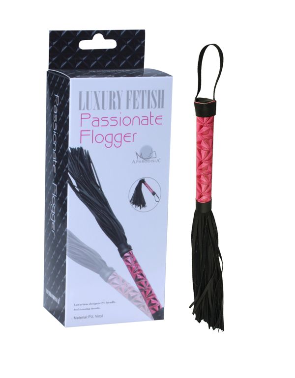 Аккуратная плетка с розовой рукоятью Passionate Flogger - 39 см.