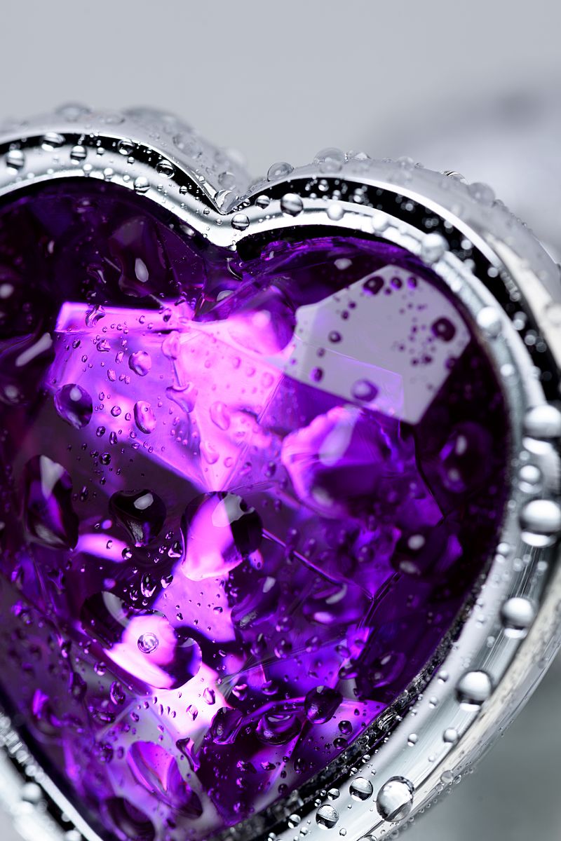 Серебристая коническая анальная пробка с фиолетовым кристаллом-сердечком - 7 см.
