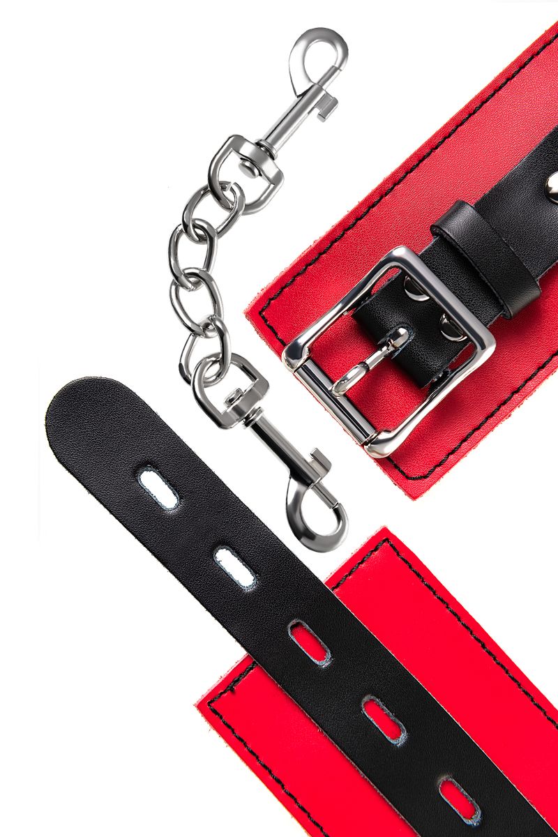 Красно-черные кожаные наручники со сцепкой