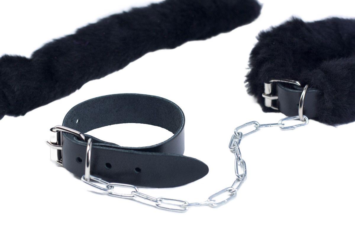 Кожаные наручники со съемной черной опушкой