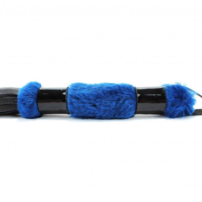 Черная плеть с синей меховой рукоятью - 44 см.