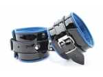 Чёрные лаковые наручники с синим подкладом #105385