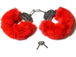 Шикарные наручники с пушистым красным мехом #141210