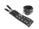 Черные широкие кожаные наручники с заклепками на карабине #108472