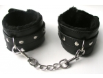Черные наручники с заклепками на цепочке с карабинами #108477
