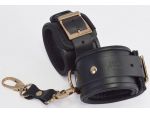 Черные кожаные наручники с золотистыми пряжками и карабином #200363