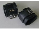 Чёрные кожаные наручники с ремешком с двумя карабинами #33931